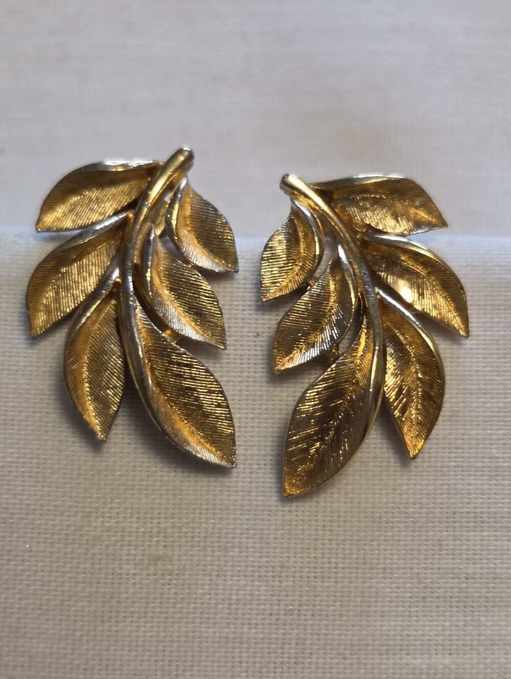 Vtg Monet 1" Textured Gold-Tone Leaf Clip-On Earrings